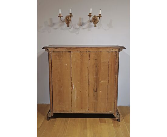 CREDENZA IN MASSELLO DI NOCE INIZI DEL XVIII SECOLO CREDENZA IN MASSELLO DI NOCE INIZI DEL XVIII SECOLO