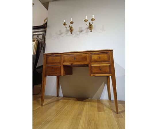 SMALL NEOCLASSICAL MARQUETRY WRITING DESK SECOND HALF OF THE 18TH CENTURY SMALL NEOCLASSICAL MARQUETRY WRITING DESK SECOND HALF OF THE 18TH CENTURY