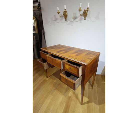 SMALL NEOCLASSICAL MARQUETRY WRITING DESK SECOND HALF OF THE 18TH CENTURY SMALL NEOCLASSICAL MARQUETRY WRITING DESK SECOND HALF OF THE 18TH CENTURY