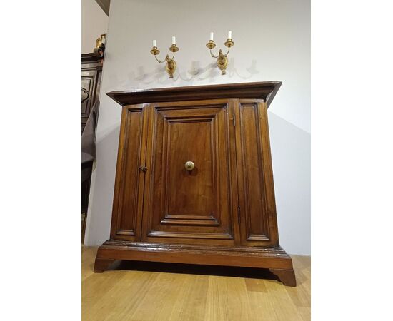 CREDENZA IN MASSELLO DI NOCE INIZI DEL XVIII SECOLO CREDENZA IN MASSELLO DI NOCE INIZI DEL XVIII SECOLO