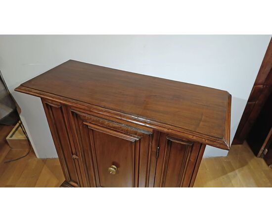 CREDENZA IN MASSELLO DI NOCE INIZI DEL XVIII SECOLO CREDENZA IN MASSELLO DI NOCE INIZI DEL XVIII SECOLO