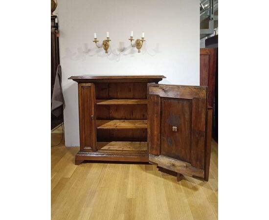 CREDENZA IN MASSELLO DI NOCE INIZI DEL XVIII SECOLO CREDENZA IN MASSELLO DI NOCE INIZI DEL XVIII SECOLO