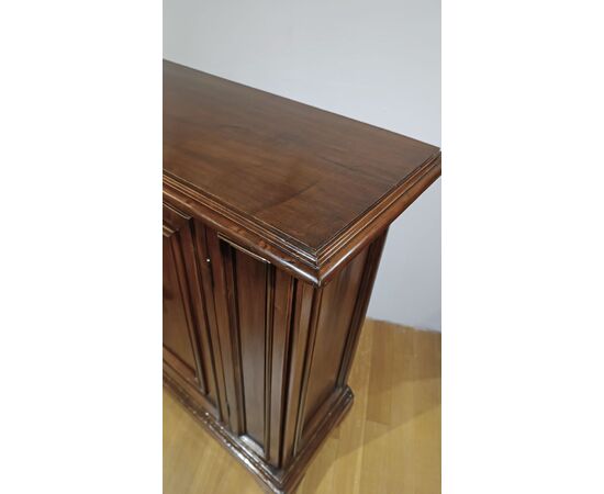 CREDENZA IN MASSELLO DI NOCE INIZI DEL XVIII SECOLO CREDENZA IN MASSELLO DI NOCE INIZI DEL XVIII SECOLO