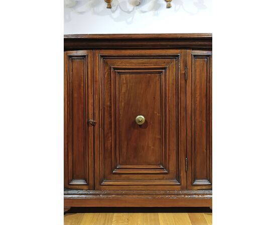 CREDENZA IN MASSELLO DI NOCE INIZI DEL XVIII SECOLO CREDENZA IN MASSELLO DI NOCE INIZI DEL XVIII SECOLO