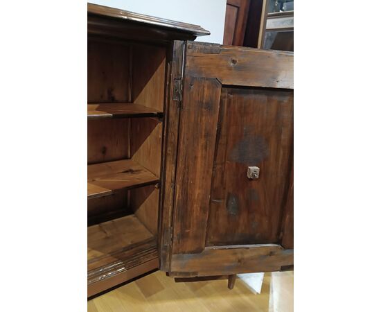 CREDENZA IN MASSELLO DI NOCE INIZI DEL XVIII SECOLO CREDENZA IN MASSELLO DI NOCE INIZI DEL XVIII SECOLO