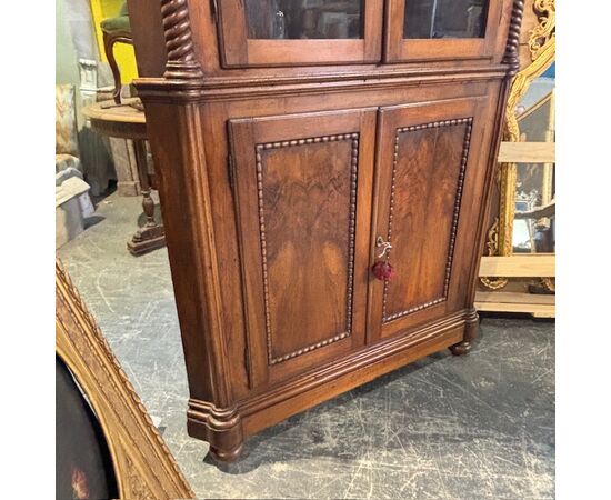 Antique Carlo X corner cabinet in solid walnut. Early 1800s, restored, with original glass. Dimensions: H 235 L 122 D 80 Antique Carlo X corner cabinet in solid walnut. Early 1800s, restored, with original glass. Dimensions: H 235 L 122 D 80