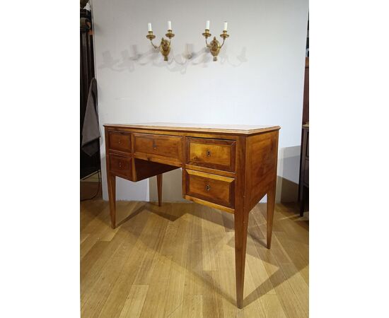 SMALL NEOCLASSICAL MARQUETRY WRITING DESK SECOND HALF OF THE 18TH CENTURY SMALL NEOCLASSICAL MARQUETRY WRITING DESK SECOND HALF OF THE 18TH CENTURY