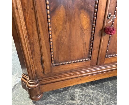 Antique Carlo X corner cabinet in solid walnut. Early 1800s, restored, with original glass. Dimensions: H 235 L 122 D 80 Antique Carlo X corner cabinet in solid walnut. Early 1800s, restored, with original glass. Dimensions: H 235 L 122 D 80