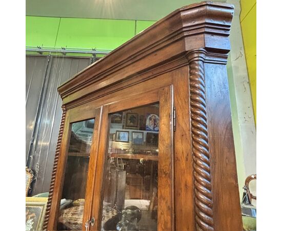Antique Carlo X corner cabinet in solid walnut. Early 1800s, restored, with original glass. Dimensions: H 235 L 122 D 80 Antique Carlo X corner cabinet in solid walnut. Early 1800s, restored, with original glass. Dimensions: H 235 L 122 D 80