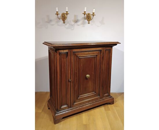 CREDENZA IN MASSELLO DI NOCE INIZI DEL XVIII SECOLO CREDENZA IN MASSELLO DI NOCE INIZI DEL XVIII SECOLO
