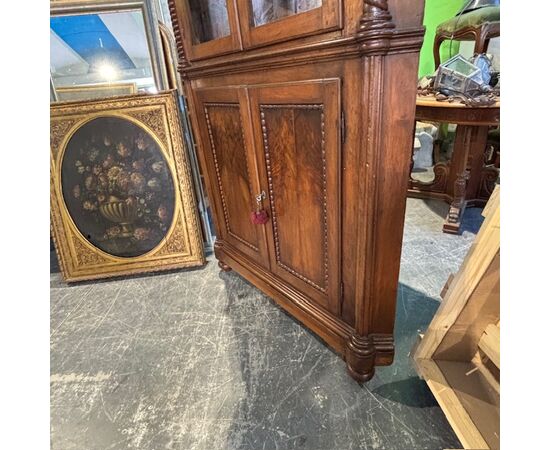 Antique Carlo X corner cabinet in solid walnut. Early 1800s, restored, with original glass. Dimensions: H 235 L 122 D 80 Antique Carlo X corner cabinet in solid walnut. Early 1800s, restored, with original glass. Dimensions: H 235 L 122 D 80