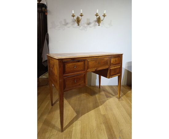 SMALL NEOCLASSICAL MARQUETRY WRITING DESK SECOND HALF OF THE 18TH CENTURY SMALL NEOCLASSICAL MARQUETRY WRITING DESK SECOND HALF OF THE 18TH CENTURY