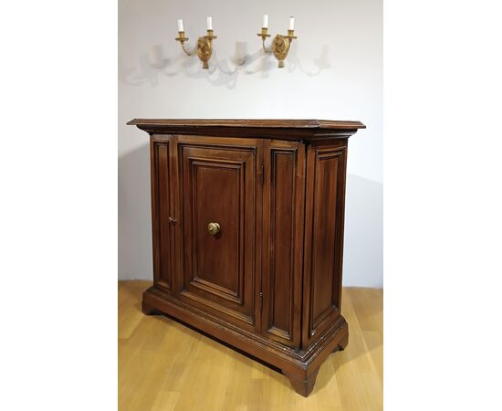CREDENZA IN MASSELLO DI NOCE INIZI DEL XVIII SECOLO CREDENZA IN MASSELLO DI NOCE INIZI DEL XVIII SECOLO