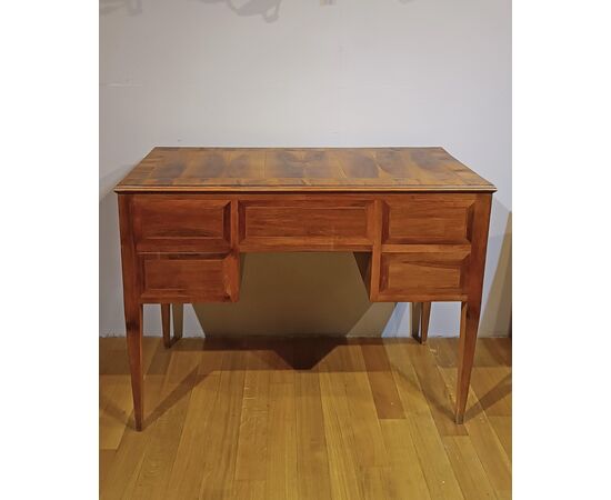 SMALL NEOCLASSICAL MARQUETRY WRITING DESK SECOND HALF OF THE 18TH CENTURY SMALL NEOCLASSICAL MARQUETRY WRITING DESK SECOND HALF OF THE 18TH CENTURY