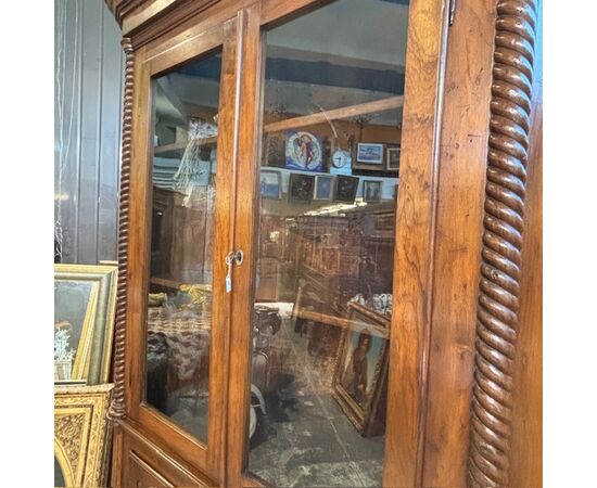 Antique Carlo X corner cabinet in solid walnut. Early 1800s, restored, with original glass. Dimensions: H 235 L 122 D 80 Antique Carlo X corner cabinet in solid walnut. Early 1800s, restored, with original glass. Dimensions: H 235 L 122 D 80