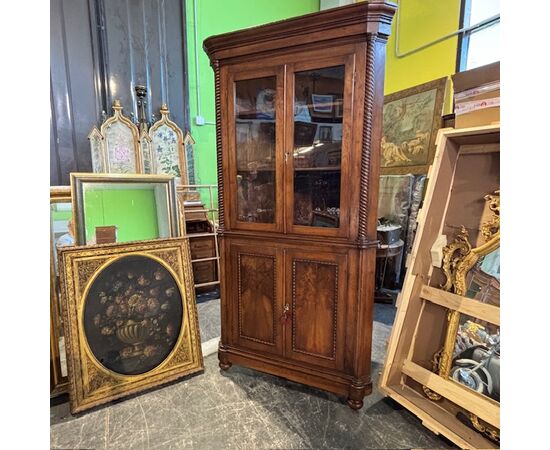Antique Carlo X corner cabinet in solid walnut. Early 1800s, restored, with original glass. Dimensions: H 235 L 122 D 80 Antique Carlo X corner cabinet in solid walnut. Early 1800s, restored, with original glass. Dimensions: H 235 L 122 D 80
