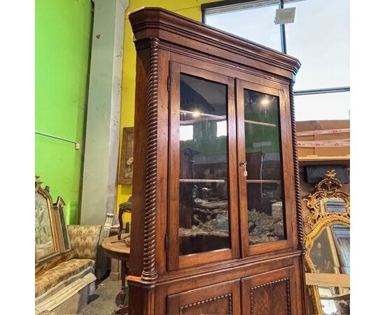 Antique Carlo X corner cabinet in solid walnut. Early 1800s, restored, with original glass. Dimensions: H 235 L 122 D 80 Antique Carlo X corner cabinet in solid walnut. Early 1800s, restored, with original glass. Dimensions: H 235 L 122 D 80
