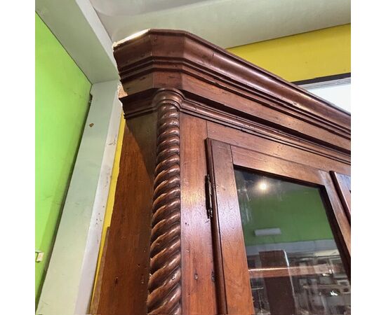 Antique Carlo X corner cabinet in solid walnut. Early 1800s, restored, with original glass. Dimensions: H 235 L 122 D 80 Antique Carlo X corner cabinet in solid walnut. Early 1800s, restored, with original glass. Dimensions: H 235 L 122 D 80