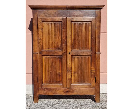 Armadio piemontese in noce con ante scanalate, fine XVIII secolo Armadio piemontese in noce con ante scanalate, fine XVIII secolo