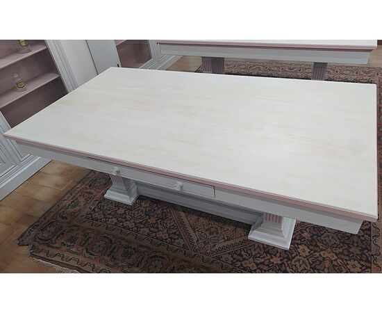 Gruppo di librerie con tavoli