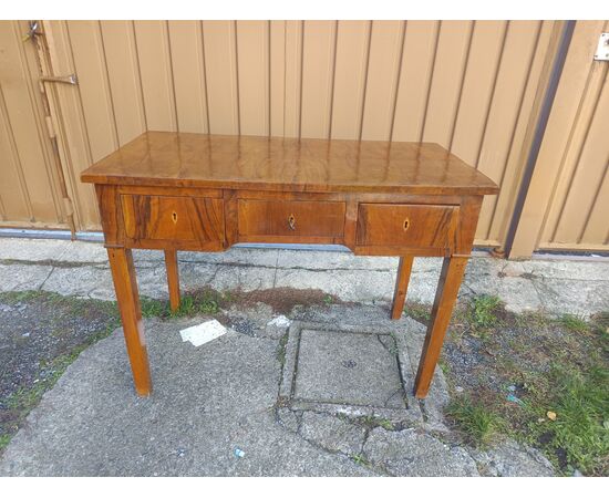 Scrivania da centro in lastrone di noce