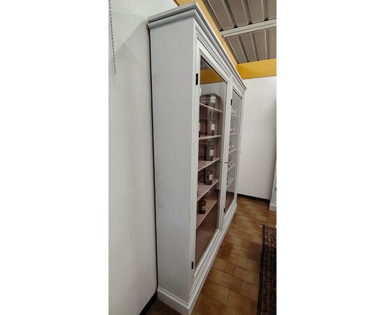 Gruppo di librerie con tavoli