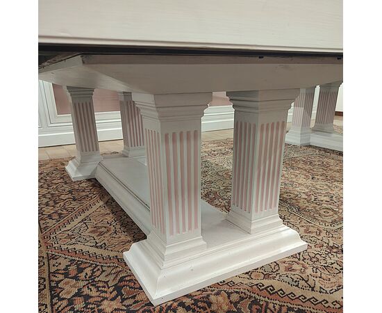 Gruppo di librerie con tavoli