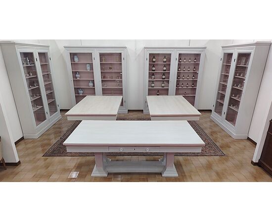 Gruppo di librerie con tavoli