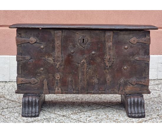 Cassa panca in noce con ferri battuti traforati a croce – Italia settentrionale, fine XVI – ini Cassa panca in noce con ferri battuti traforati a croce – Italia settentrionale, fine XVI – ini
