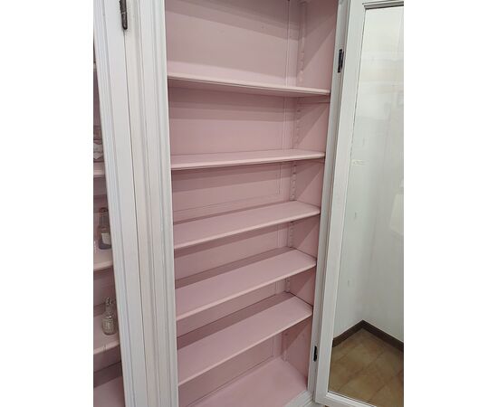 Gruppo di librerie con tavoli