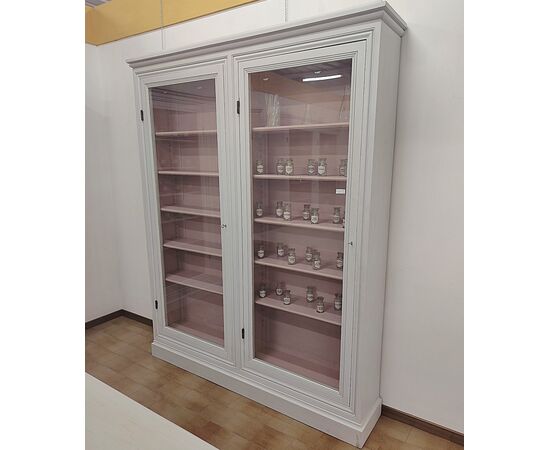 Gruppo di librerie con tavoli