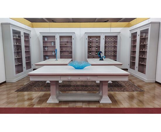 Gruppo di librerie con tavoli