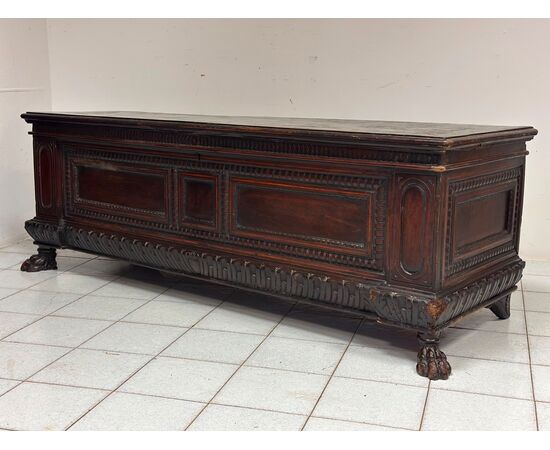 Walnut chest. Emilia Tuscany Louis XIV 17th century Walnut chest. Emilia Tuscany Louis XIV 17th century