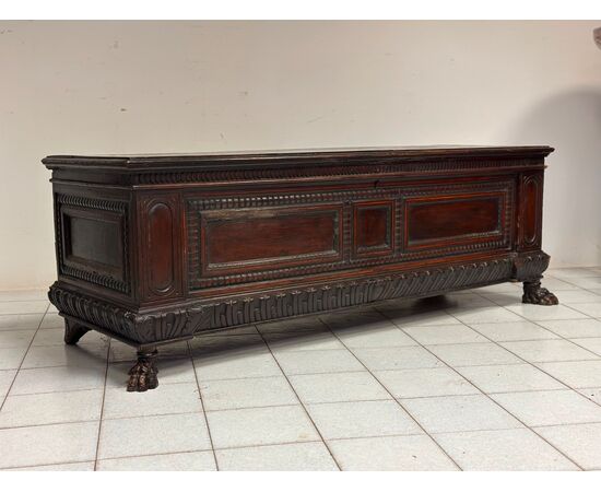 Walnut chest. Emilia Tuscany Louis XIV 17th century Walnut chest. Emilia Tuscany Louis XIV 17th century