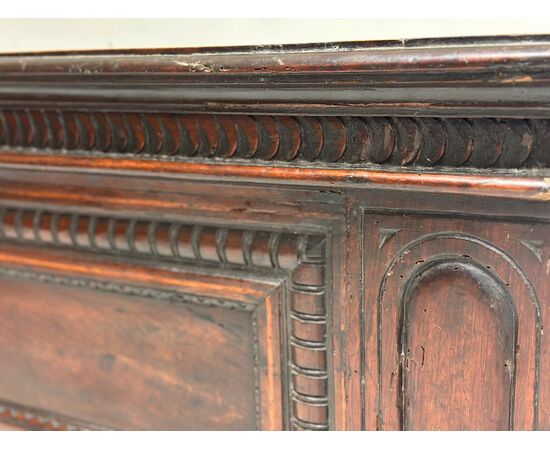 Walnut chest. Emilia Tuscany Louis XIV 17th century Walnut chest. Emilia Tuscany Louis XIV 17th century