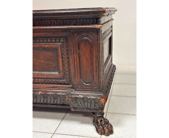 Walnut chest. Emilia Tuscany Louis XIV 17th century Walnut chest. Emilia Tuscany Louis XIV 17th century