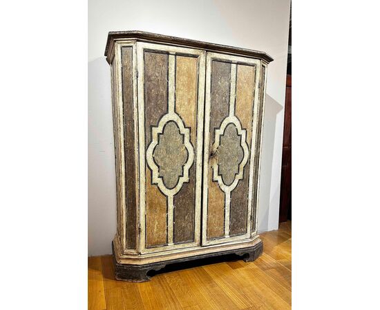 LOUIS XIV PAINTED CABINET, FIRST HALF OF THE 18TH CENTURY LOUIS XIV PAINTED CABINET, FIRST HALF OF THE 18TH CENTURY