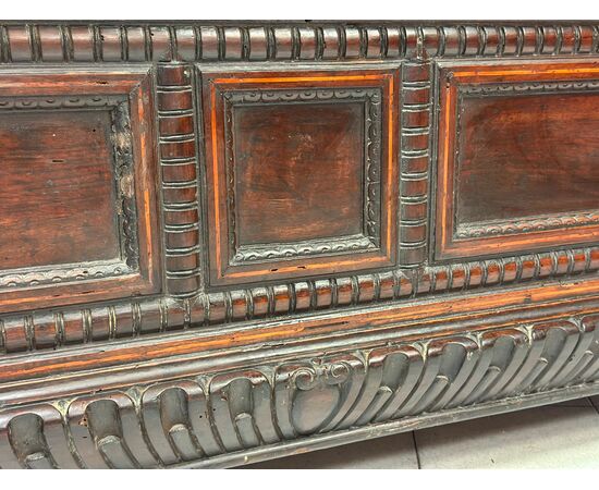Walnut chest. Emilia Tuscany Louis XIV 17th century Walnut chest. Emilia Tuscany Louis XIV 17th century
