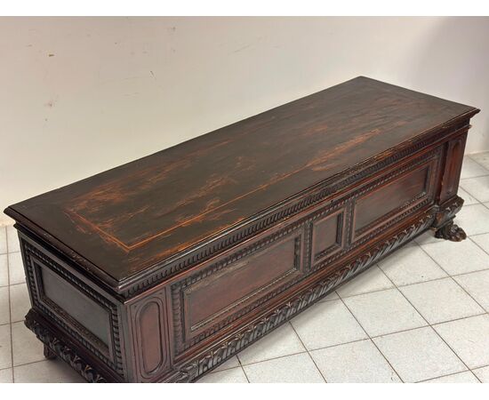 Walnut chest. Emilia Tuscany Louis XIV 17th century Walnut chest. Emilia Tuscany Louis XIV 17th century