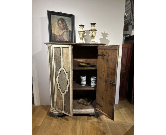 LOUIS XIV PAINTED CABINET, FIRST HALF OF THE 18TH CENTURY LOUIS XIV PAINTED CABINET, FIRST HALF OF THE 18TH CENTURY