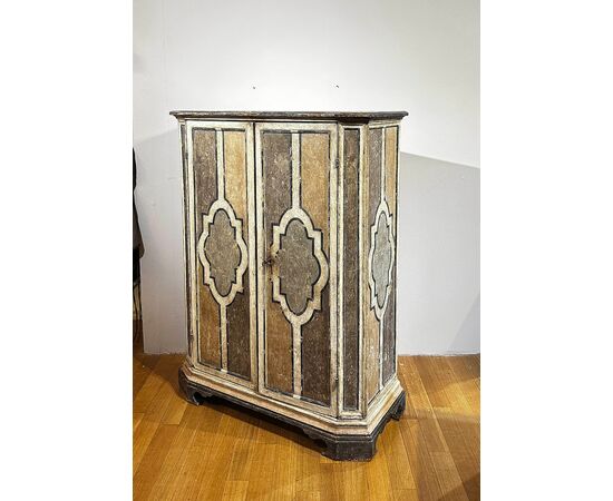 LOUIS XIV PAINTED CABINET, FIRST HALF OF THE 18TH CENTURY LOUIS XIV PAINTED CABINET, FIRST HALF OF THE 18TH CENTURY