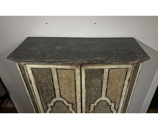 LOUIS XIV PAINTED CABINET, FIRST HALF OF THE 18TH CENTURY LOUIS XIV PAINTED CABINET, FIRST HALF OF THE 18TH CENTURY