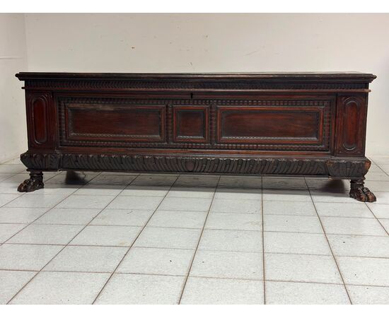 Walnut chest. Emilia Tuscany Louis XIV 17th century Walnut chest. Emilia Tuscany Louis XIV 17th century