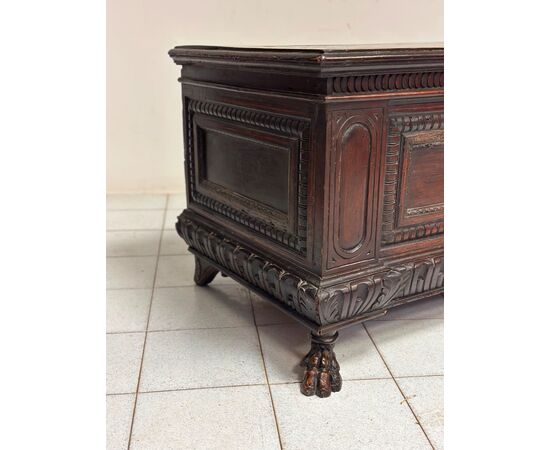 Walnut chest. Emilia Tuscany Louis XIV 17th century