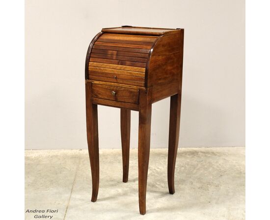 Antico comodino Direttorio in noce - Italia epoca '700 Antico comodino Direttorio in noce - Italia epoca '700