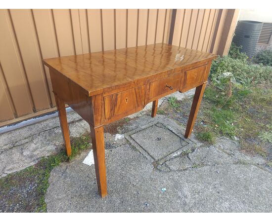 Scrivania da centro in lastrone di noce