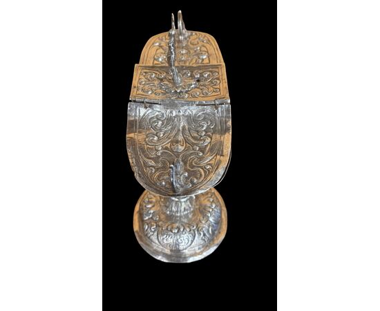 Navicella porta incenso in argento sbalzato.