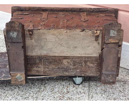 Cassa panca in noce con ferri battuti traforati a croce – Italia settentrionale, fine XVI – ini Cassa panca in noce con ferri battuti traforati a croce – Italia settentrionale, fine XVI – ini