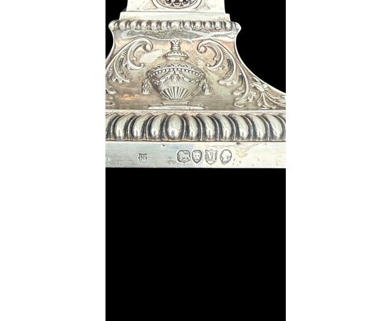 Coppia di candelieri in argento. Londra 1887.
