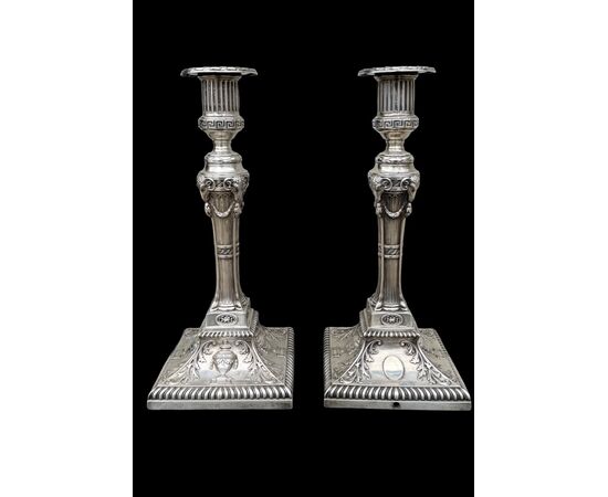 Coppia di candelieri in argento. Londra 1887.
